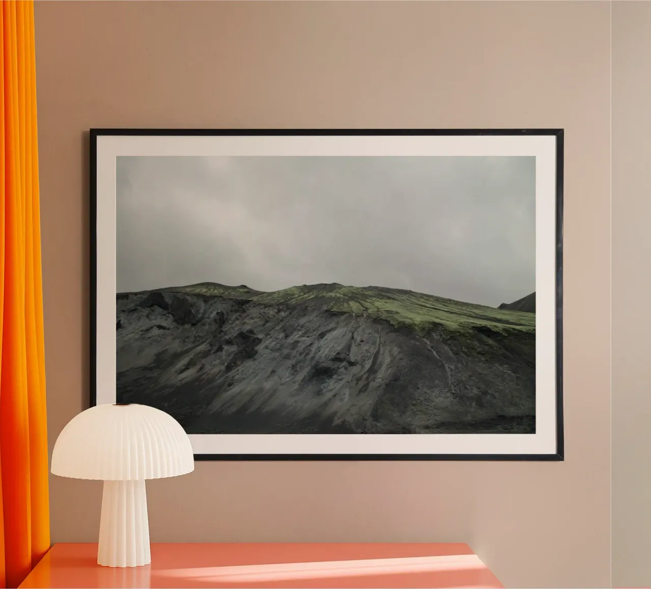 Montagna di lava poster con telaio in plastica da KISSA STUDIO