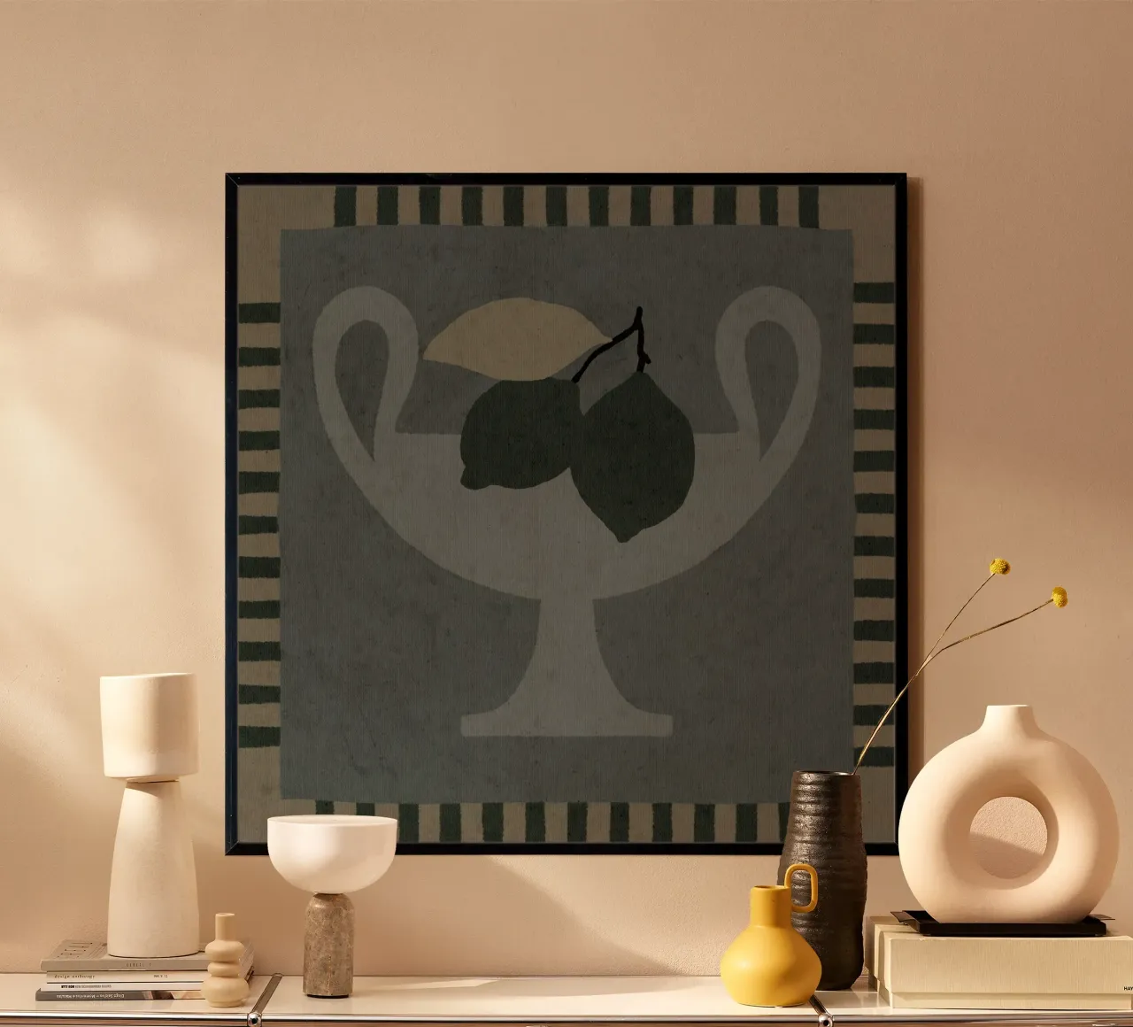 Natura morta con vaso e limoni II poster con telaio in legno da Shatha Al Dafai