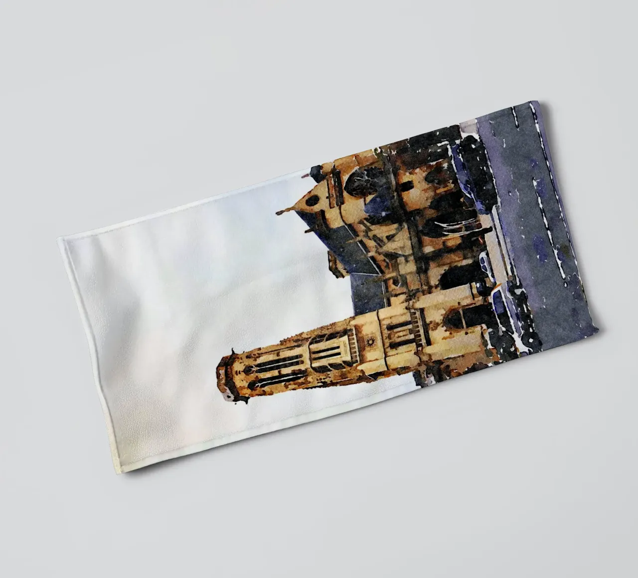 Eine Kirche in Paris Handtuch von Massimo Frascogna