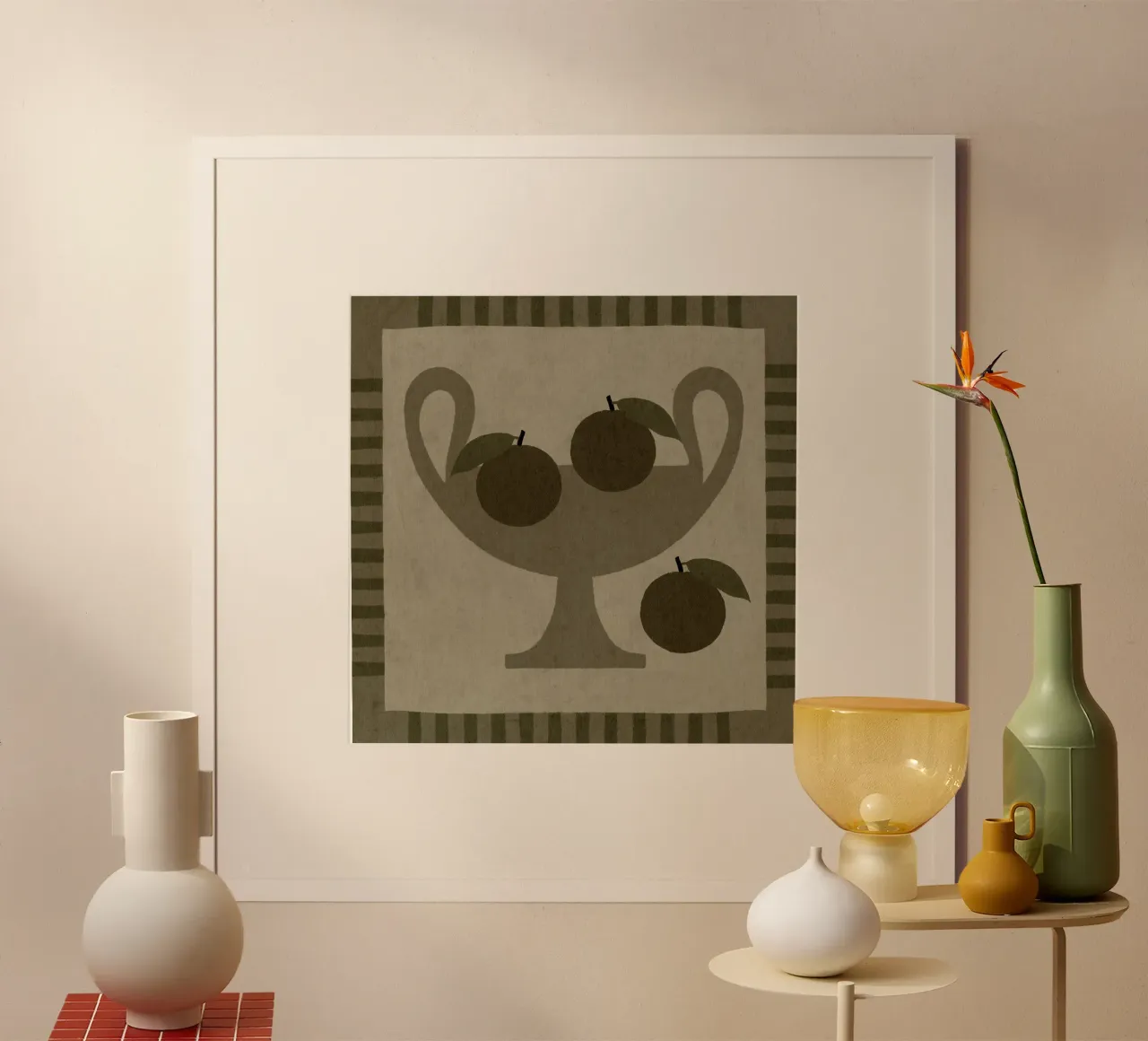 Natura morta con vaso e arance I poster con telaio in legno da Shatha Al Dafai