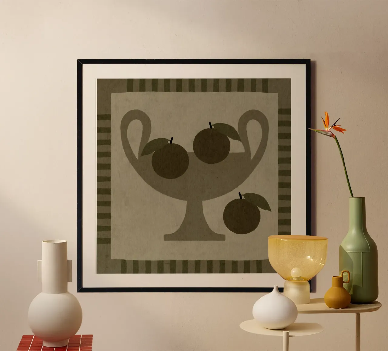 Natura morta con vaso e arance I poster con telaio in legno da Shatha Al Dafai