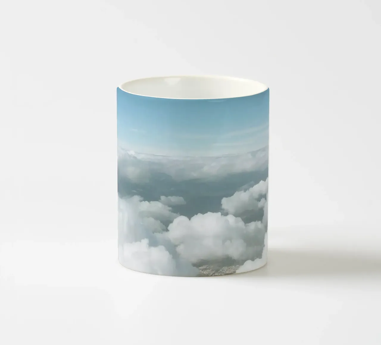 Nuvole soffici tazza in ceramica da Cassia Beck Photography