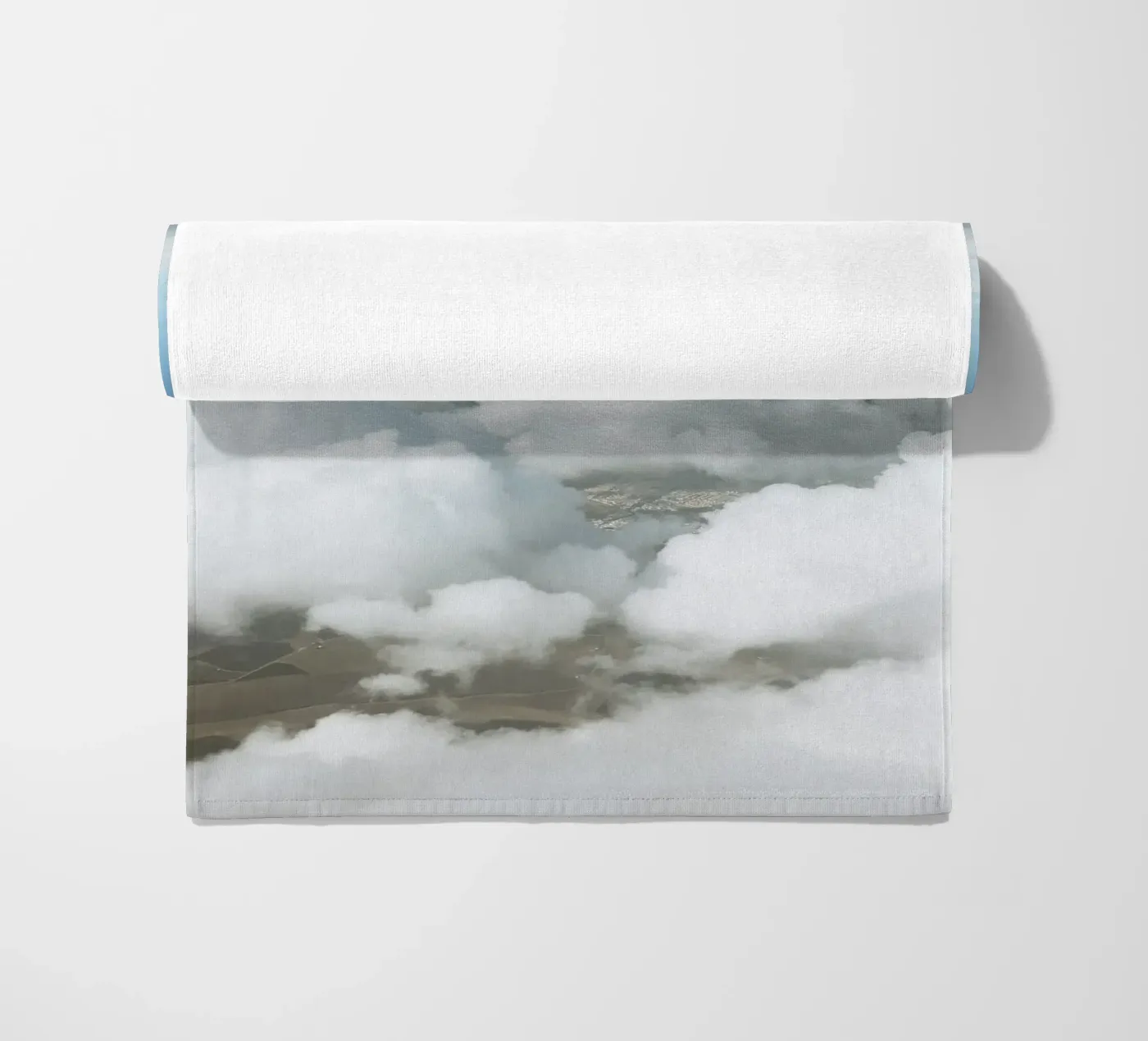 Fluffy Clouds telo mare da Cassia Beck Photography