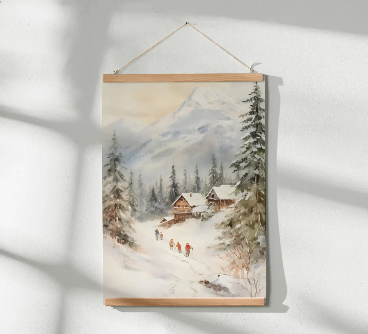 Sciatori alpini e baite - Paesaggio montano innevato poster con telaio in legno da ClubArt