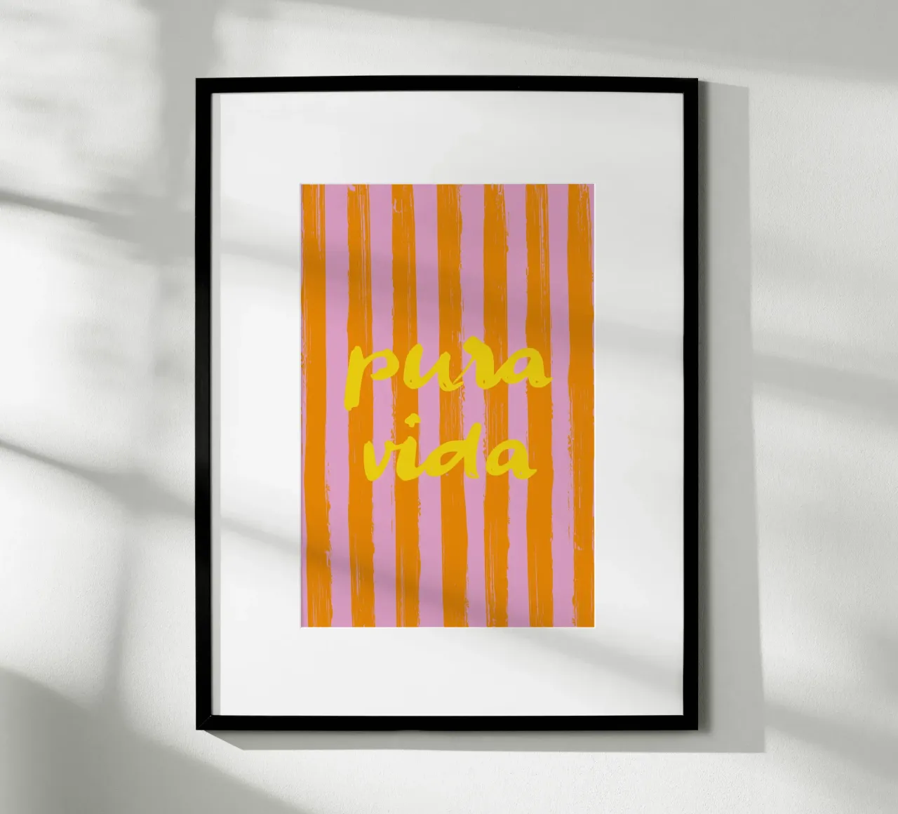 Pura Vida - Amarilla - A Rayas poster con telaio in legno da pierosvisuals