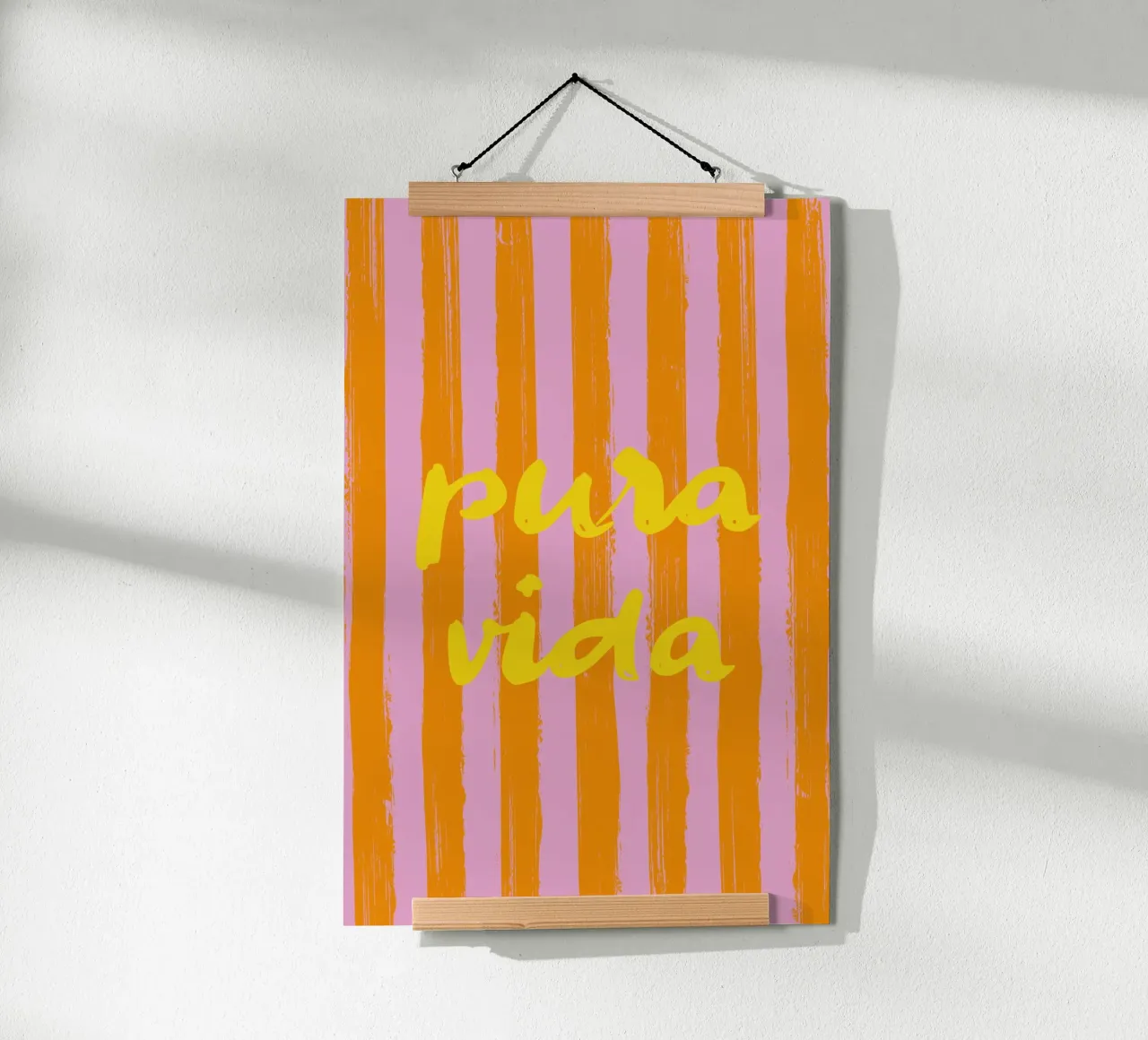 Pura Vida - Amarilla - A Rayas poster con telaio in legno da pierosvisuals