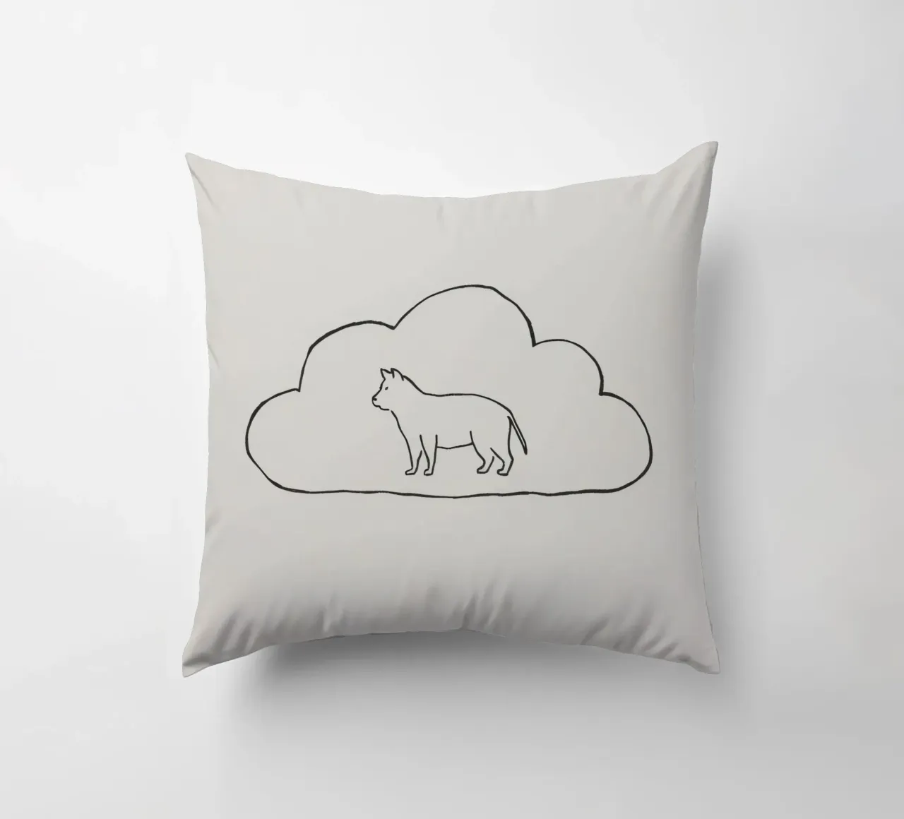 Katzensilhouette innerhalb eines einfachen Wolkenumrisses stehend Kissen von DesignDoodle