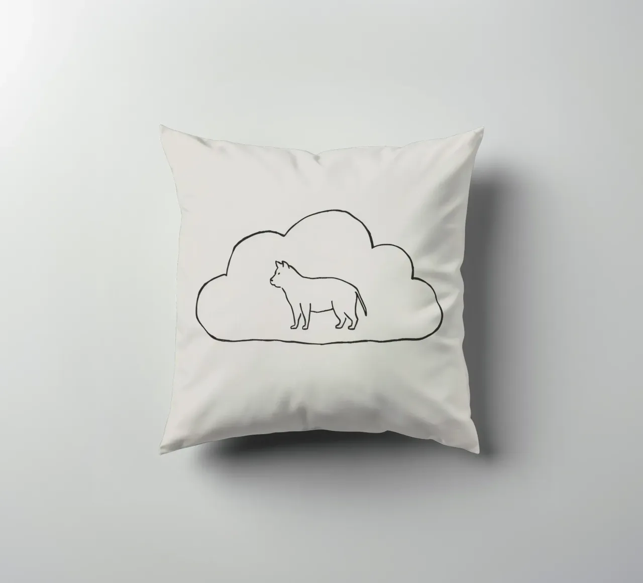 Katzensilhouette innerhalb eines einfachen Wolkenumrisses stehend Kissen von DesignDoodle
