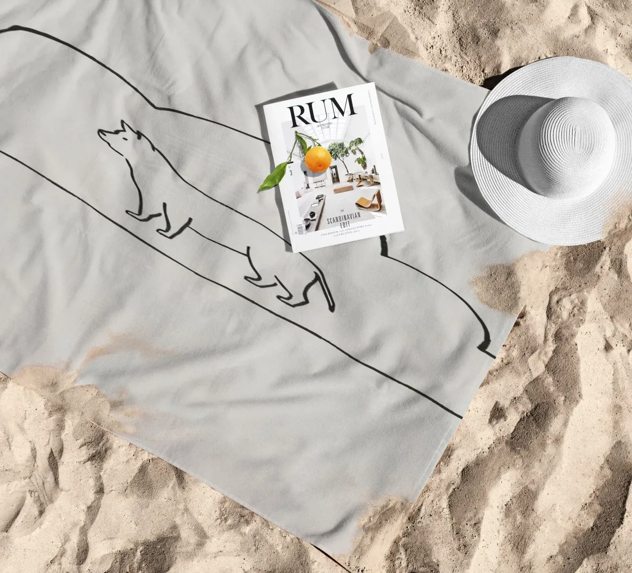 Sagoma di gatto in piedi all'interno di un semplice profilo di nuvola telo mare da DesignDoodle