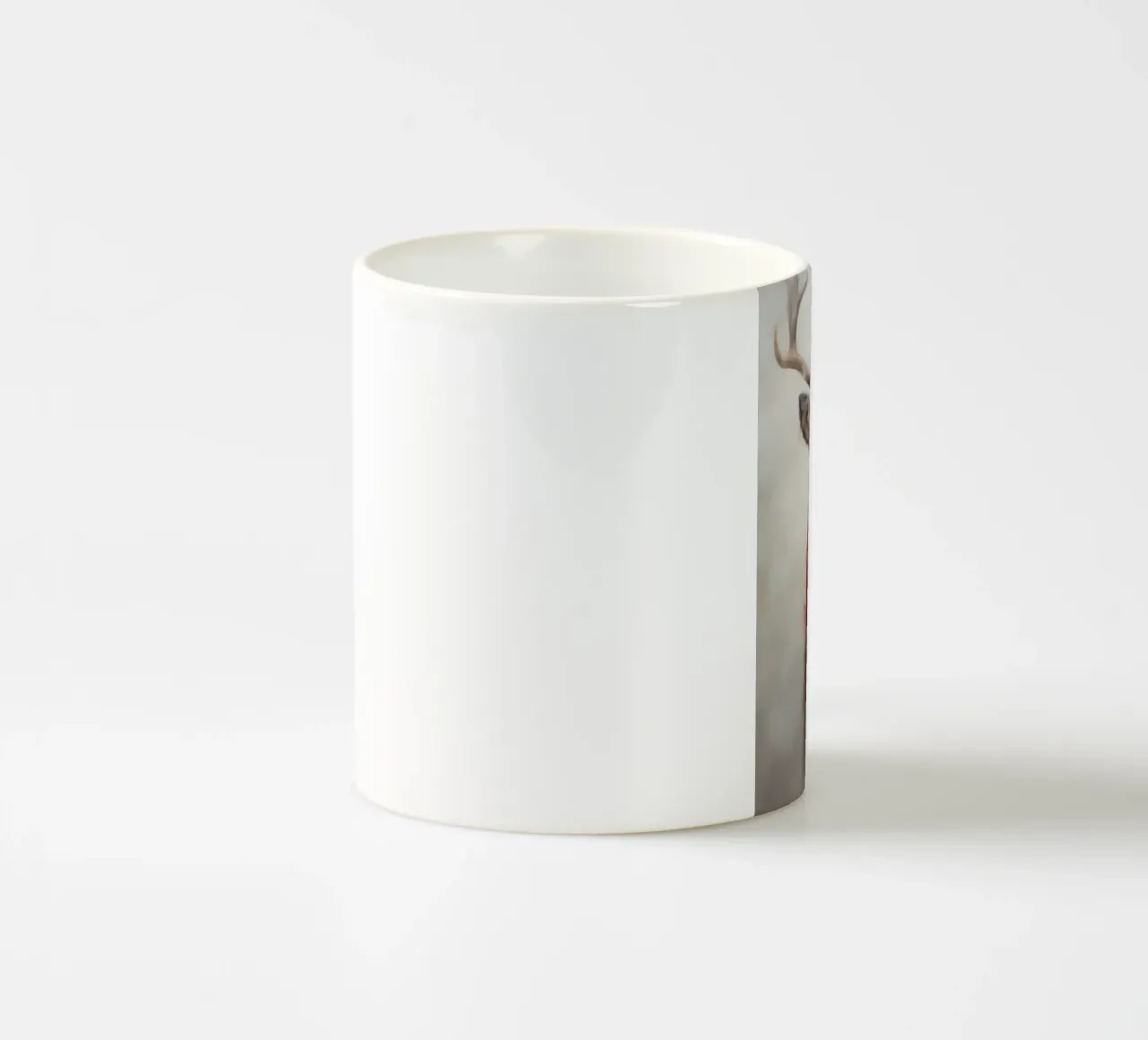 Cervo dalla festosa sciarpa rossa - Arte del cervo d'inverno tazza in ceramica da ClubArt