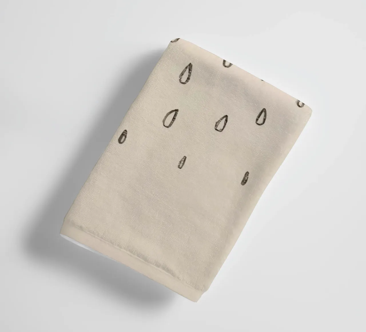 Semplice schizzo di una nuvola con gocce di pioggia che illustra una giornata di pioggia asciugamano da bagno da DesignDoodle
