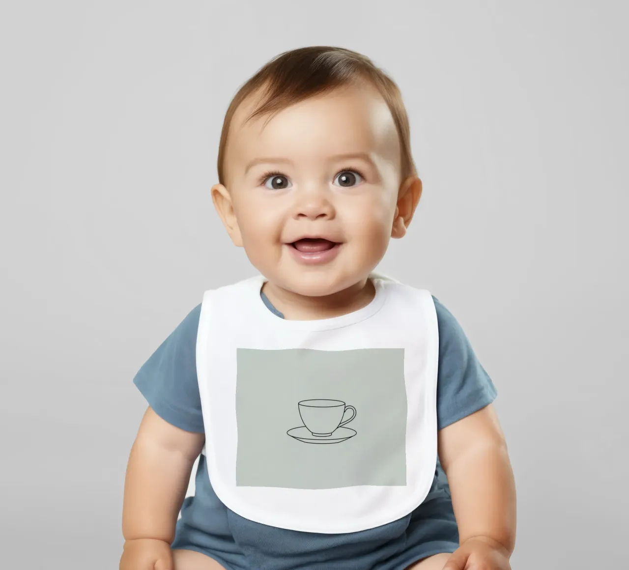 Semplice schizzo di una tazza da tè su un piattino esposto su un minimo bavaglino da DesignDoodle