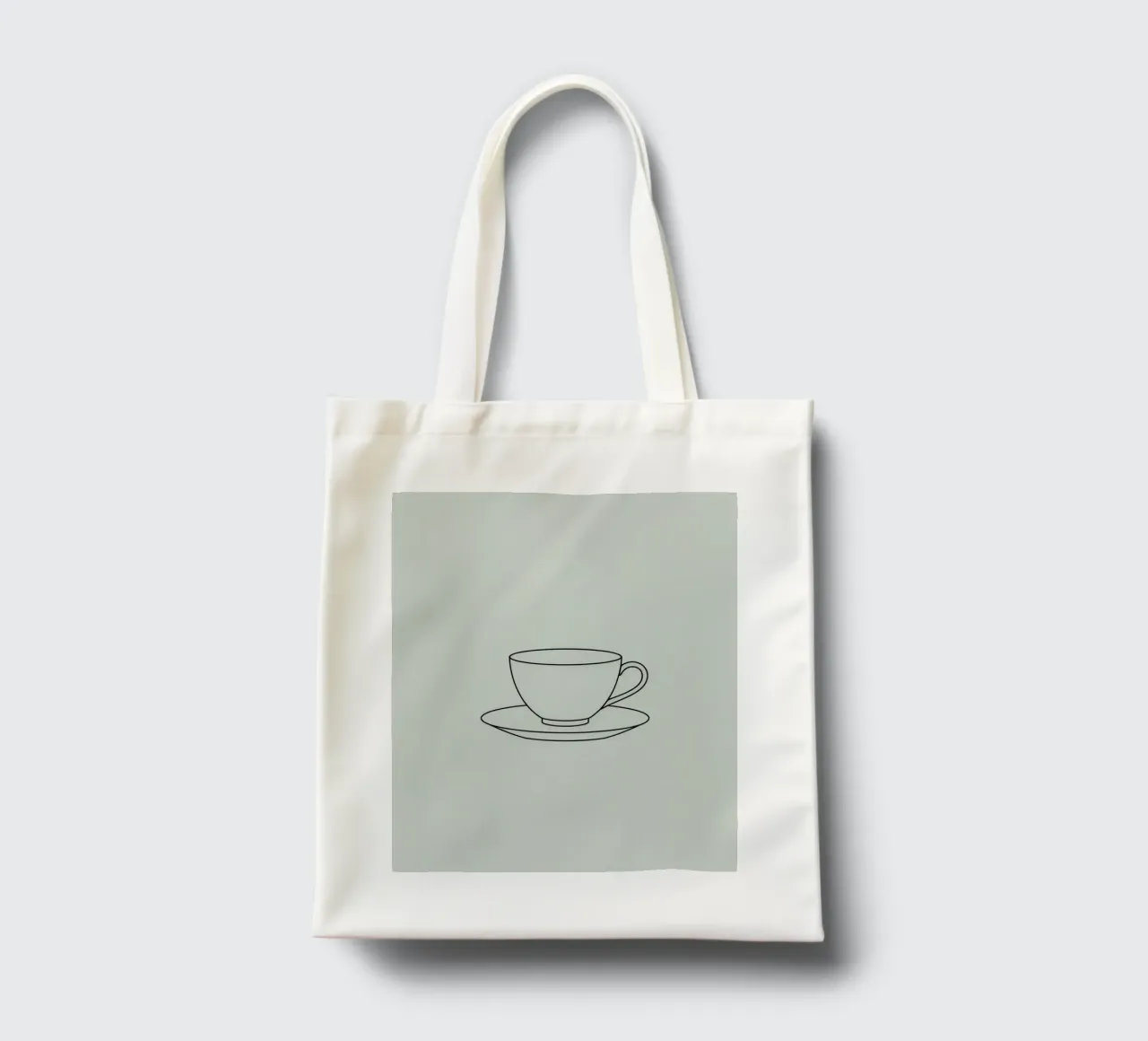 Semplice schizzo di una tazza da tè su un piattino esposto su un minimo borsa in juta da DesignDoodle