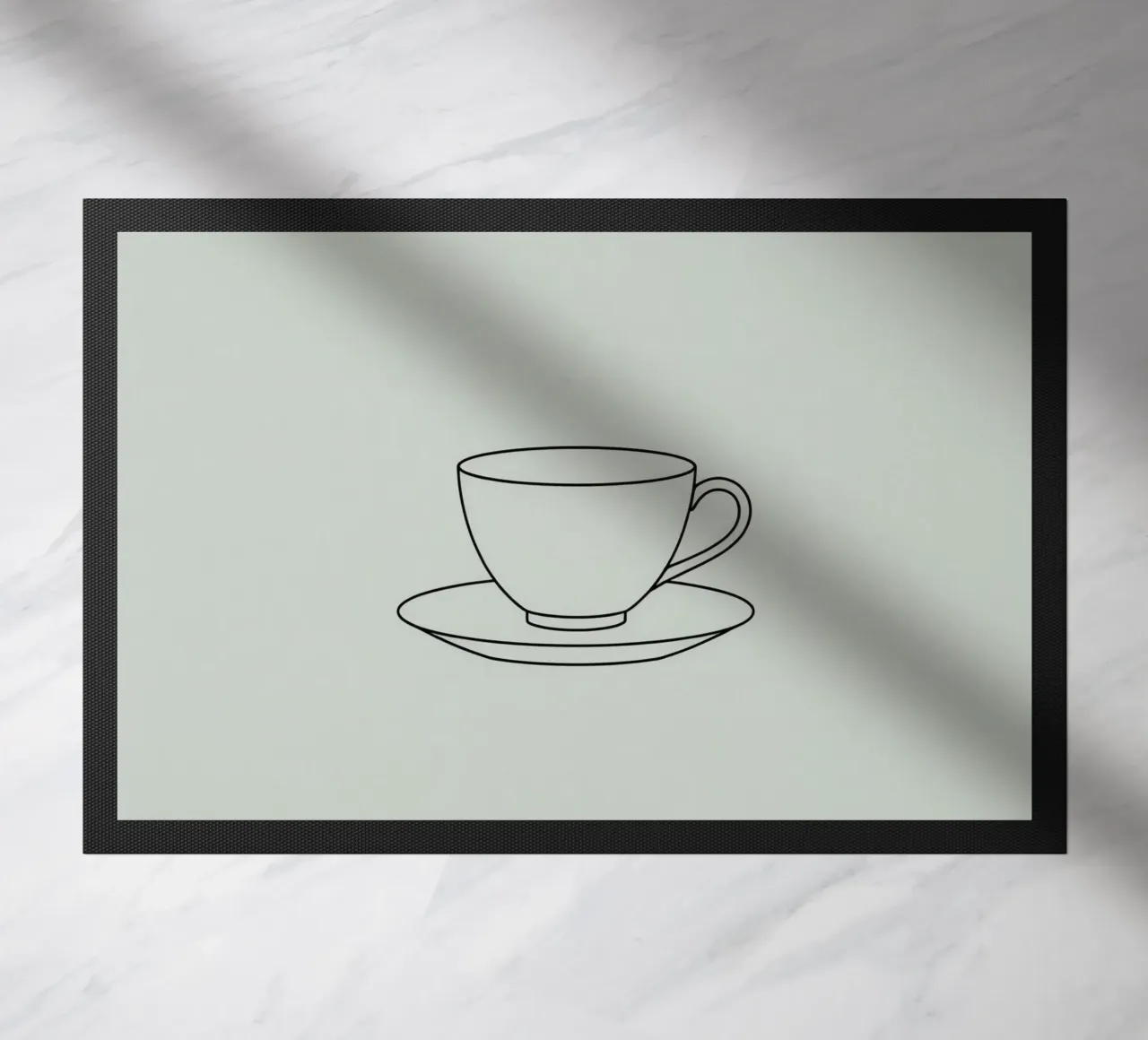 Semplice schizzo di una tazza da tè su un piattino esposto su un minimo zerbino da DesignDoodle