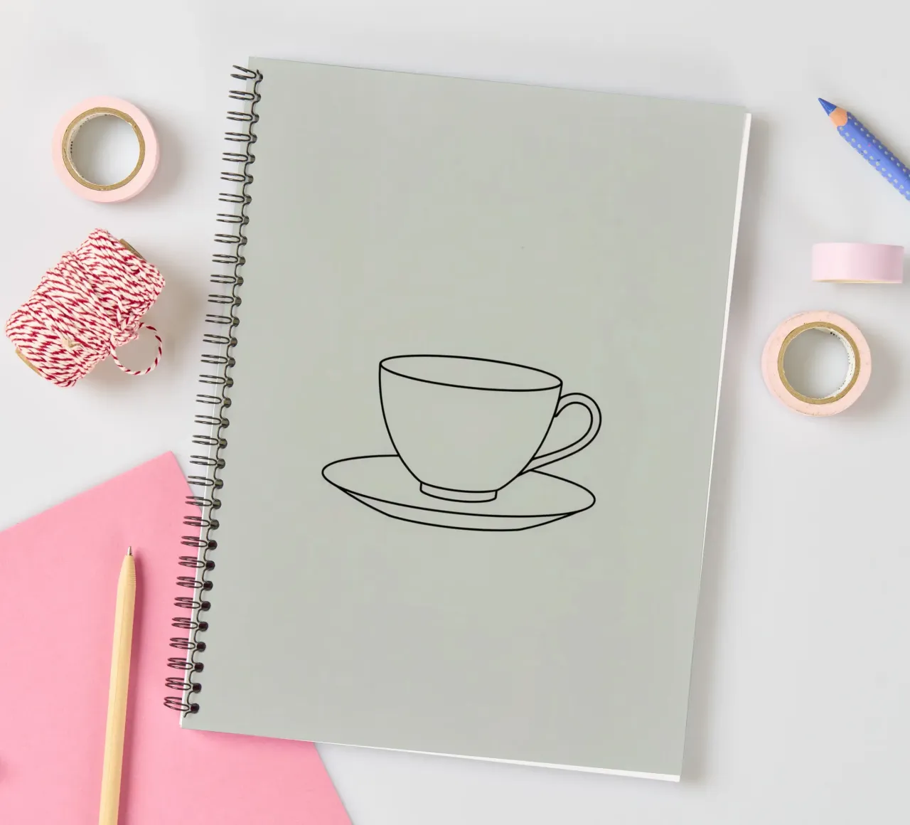 Semplice schizzo di una tazza da tè su un piattino esposto su un minimo diario ad anelli da DesignDoodle