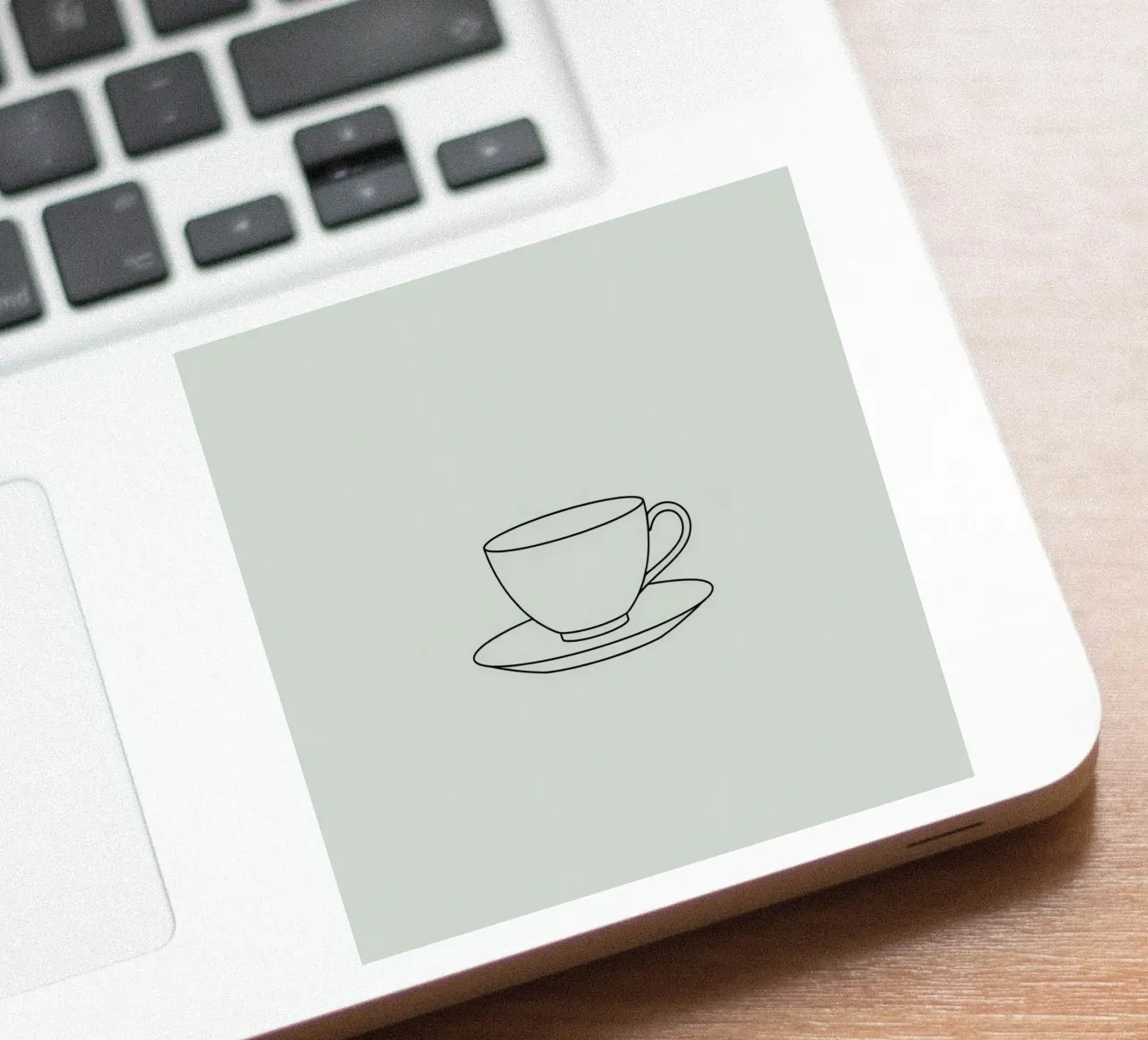 Semplice schizzo di una tazza da tè su un piattino esposto su un minimo adesivo da DesignDoodle