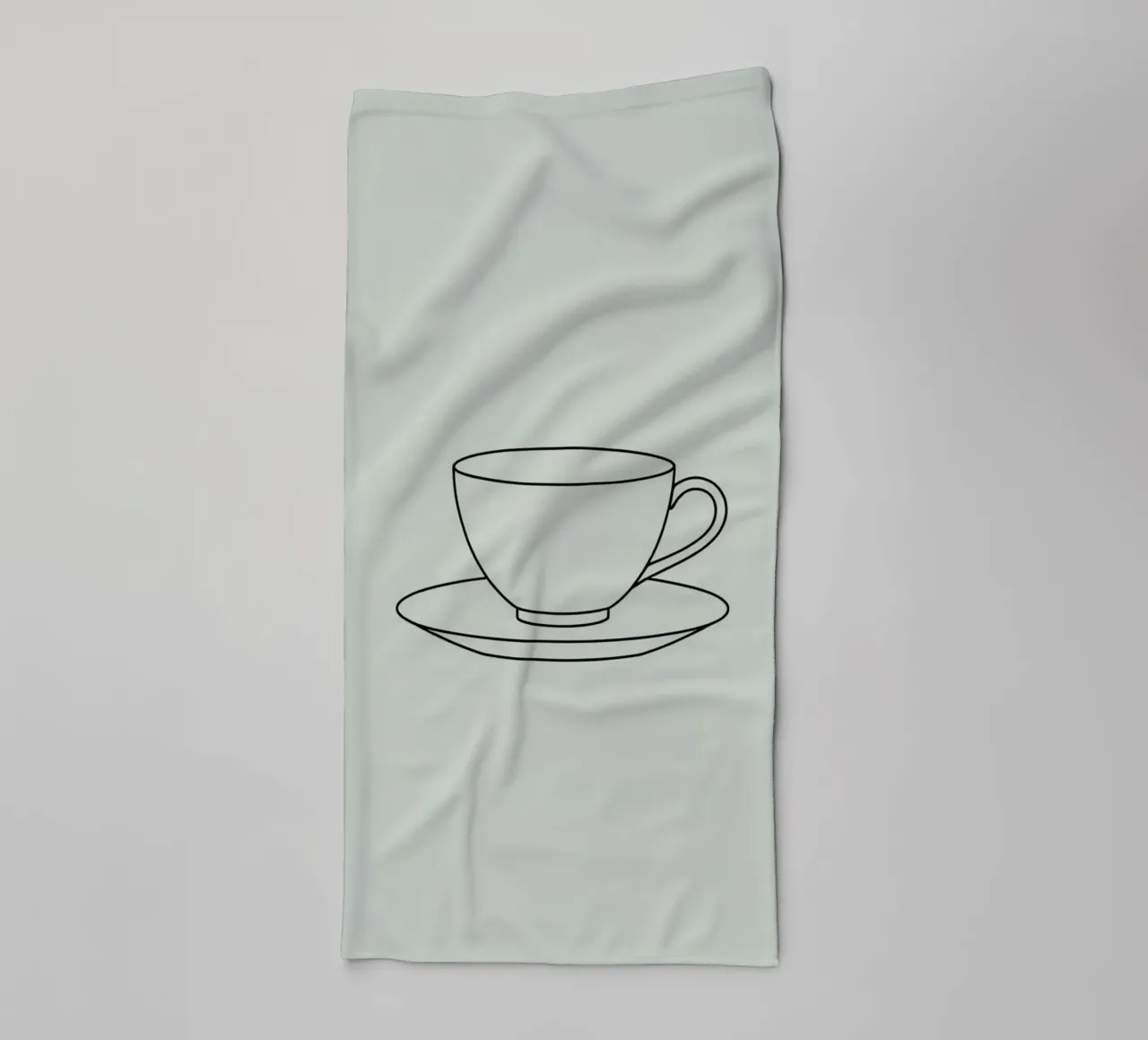 Semplice schizzo di una tazza da tè su un piattino esposto su un minimo asciugamano da bagno da DesignDoodle