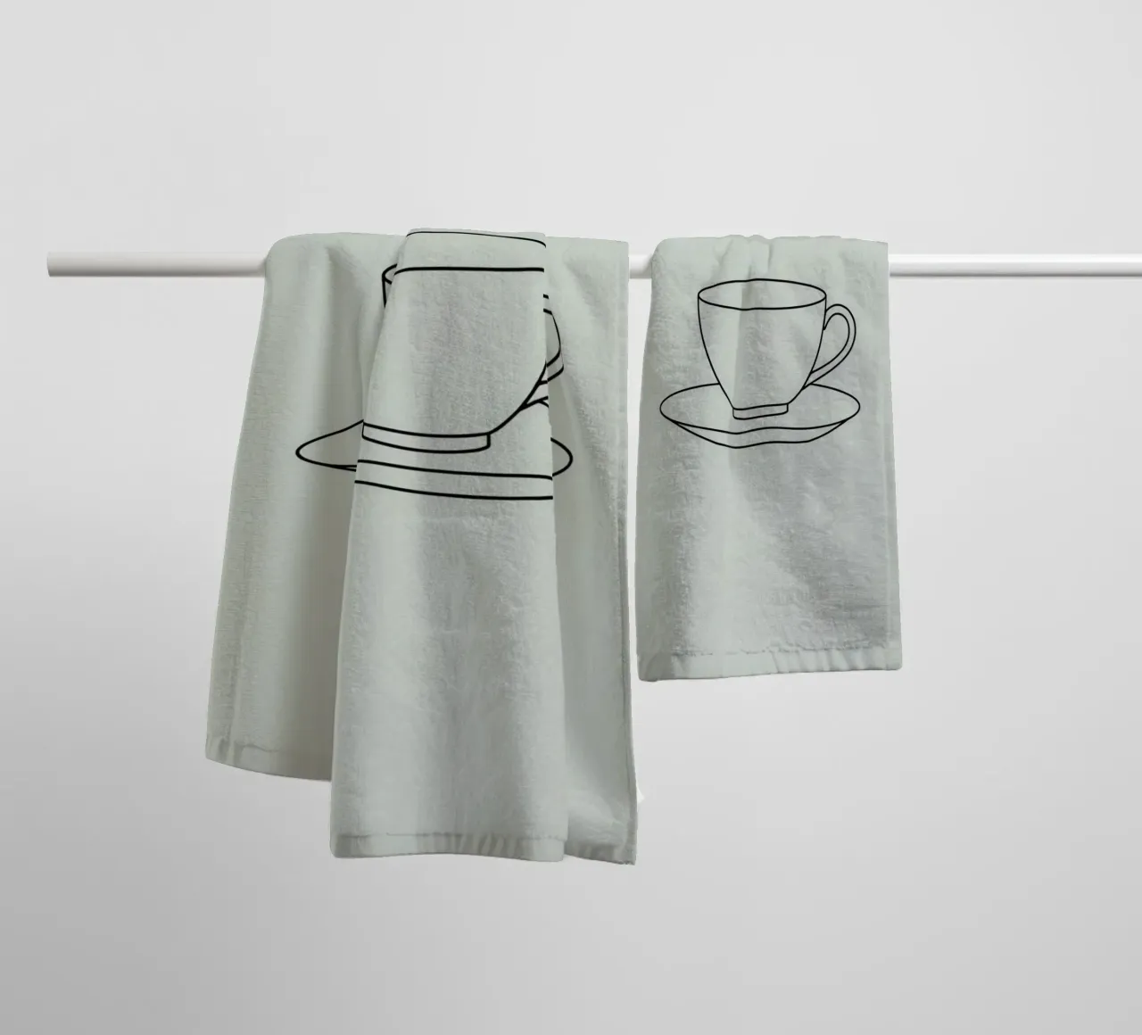 Semplice schizzo di una tazza da tè su un piattino esposto su un minimo asciugamano da bagno da DesignDoodle