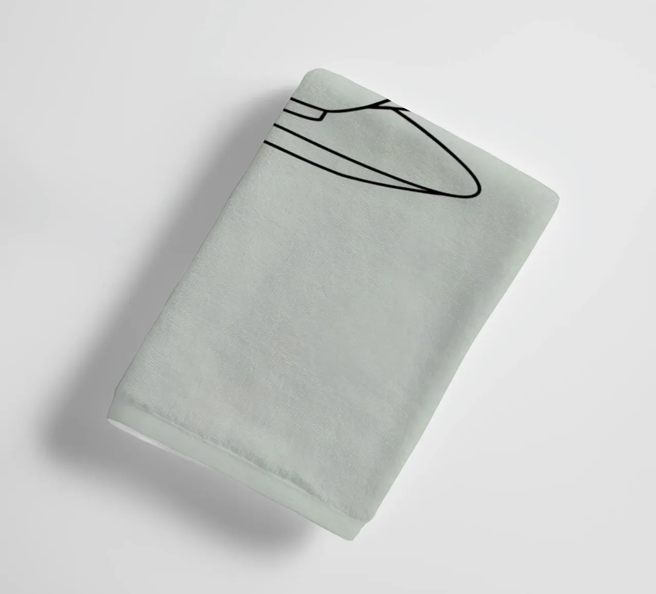 Semplice schizzo di una tazza da tè su un piattino esposto su un minimo asciugamano da bagno da DesignDoodle