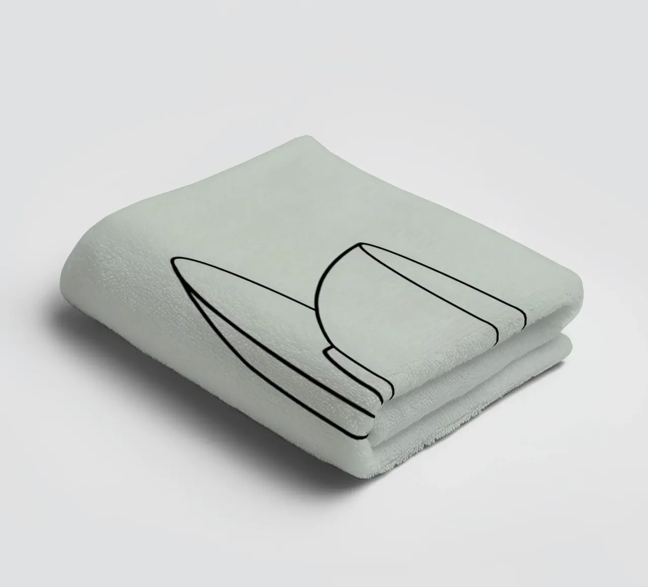 Semplice schizzo di una tazza da tè su un piattino esposto su un minimo asciugamano da bagno da DesignDoodle