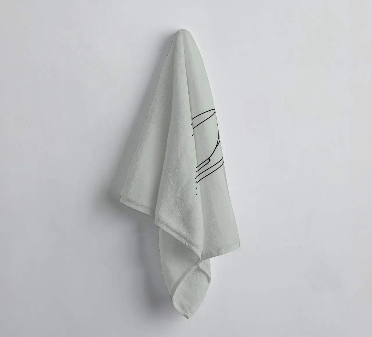 Semplice schizzo di una tazza da tè su un piattino esposto su un minimo asciugamano da bagno da DesignDoodle