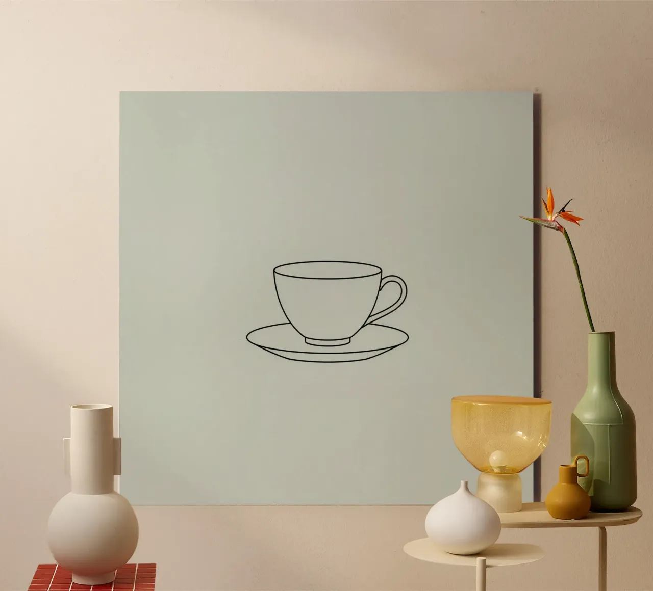 Semplice schizzo di una tazza da tè su un piattino esposto su un minimo pannello forex da DesignDoodle