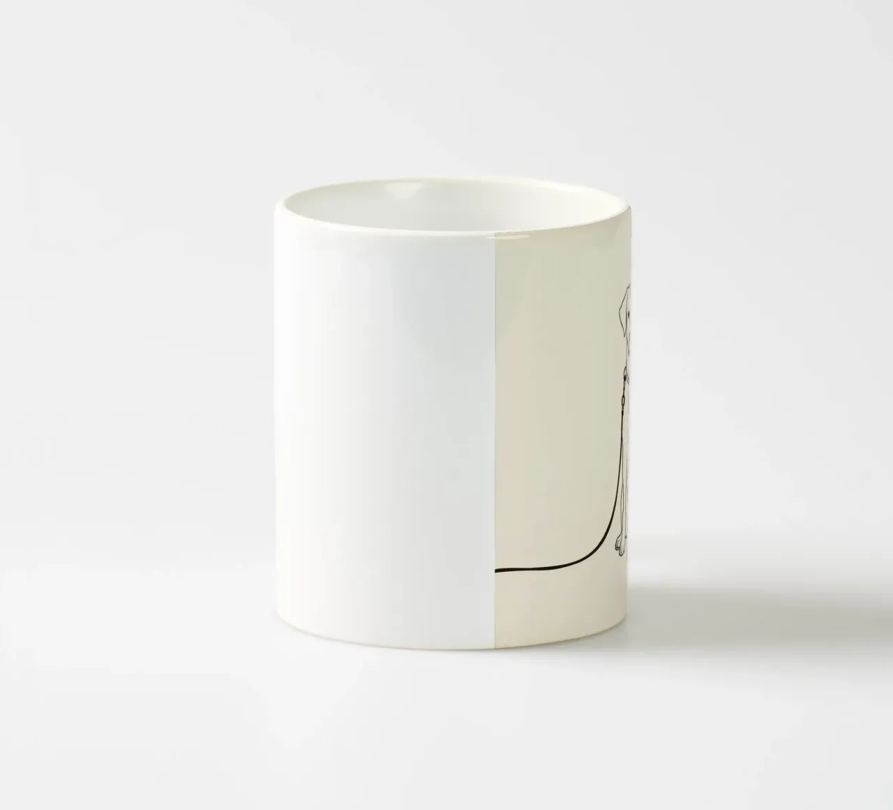 Cane seduto pazientemente al guinzaglio che aspetta all'aperto il padrone tazza in ceramica da DesignDoodle
