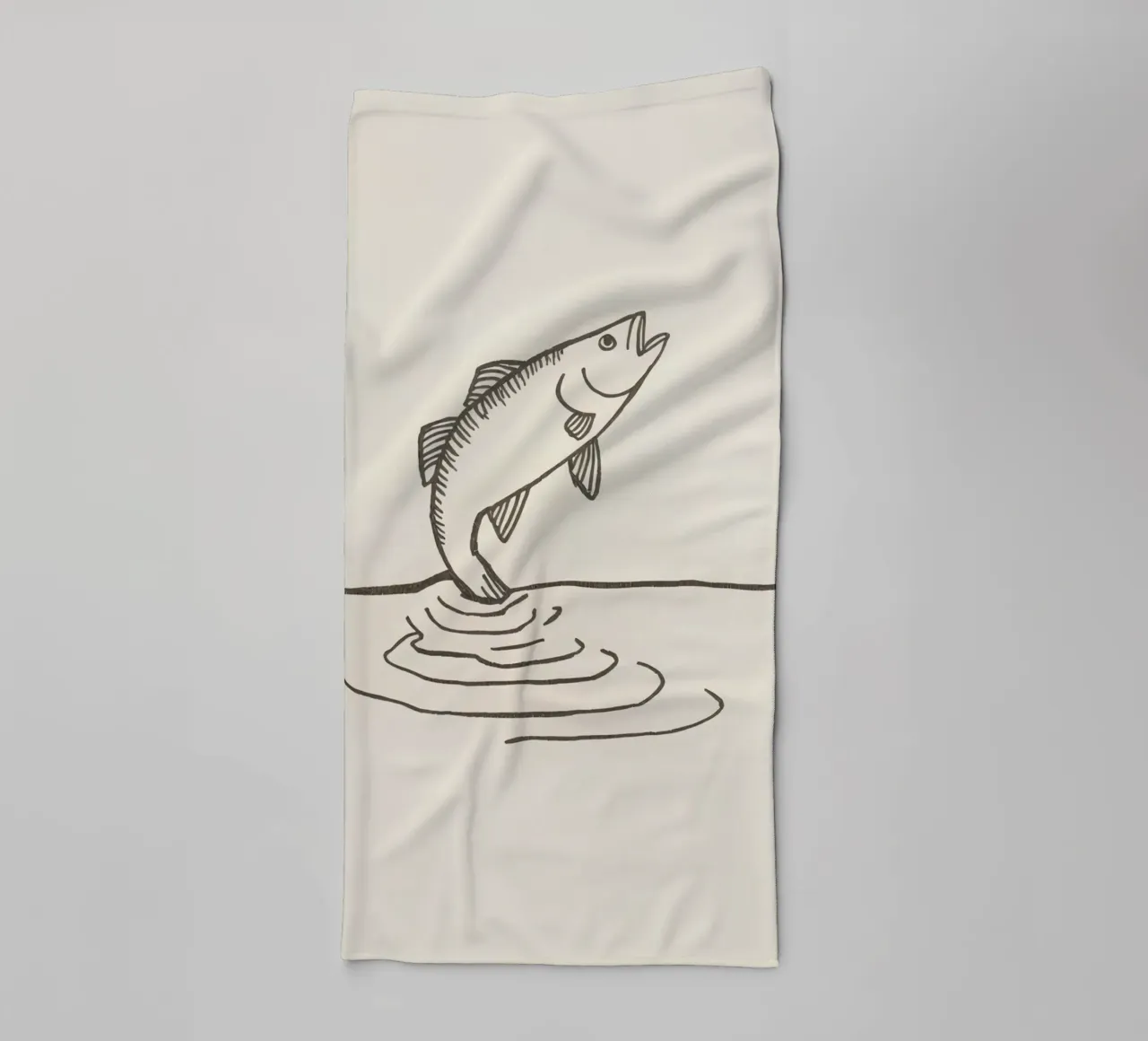 Pesci che saltano sopra l'acqua in un ambiente naturale che mette in evidenza asciugamano da bagno da DesignDoodle