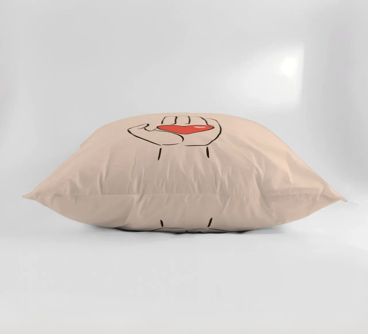 Mano che regge un cuore che rappresenta amore e gentilezza cuscino da DesignDoodle