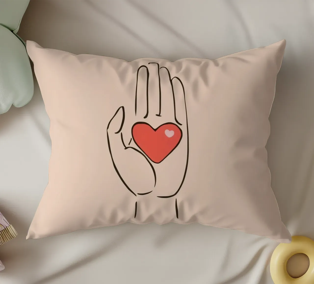 Mano che regge un cuore che rappresenta amore e gentilezza cuscino da DesignDoodle