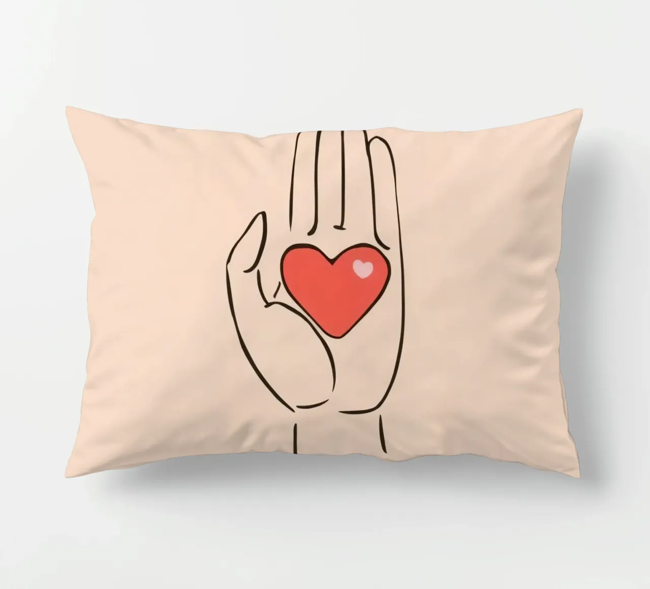 Mano che regge un cuore che rappresenta amore e gentilezza cuscino da DesignDoodle