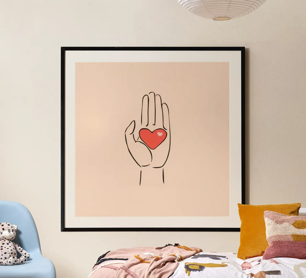 Mano che regge un cuore che rappresenta amore e gentilezza carta hahnemühle da DesignDoodle