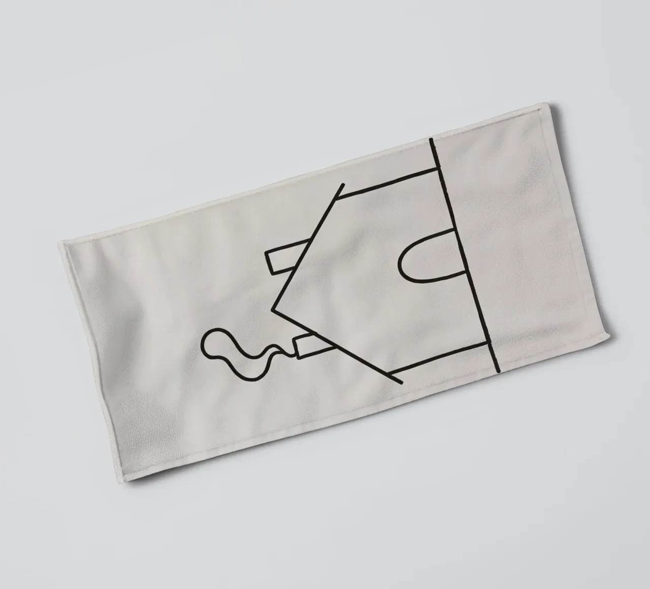 Schéma simple d'une maison avec de la fumée s'élevant de la cheminée serviette de bain de DesignDoodle
