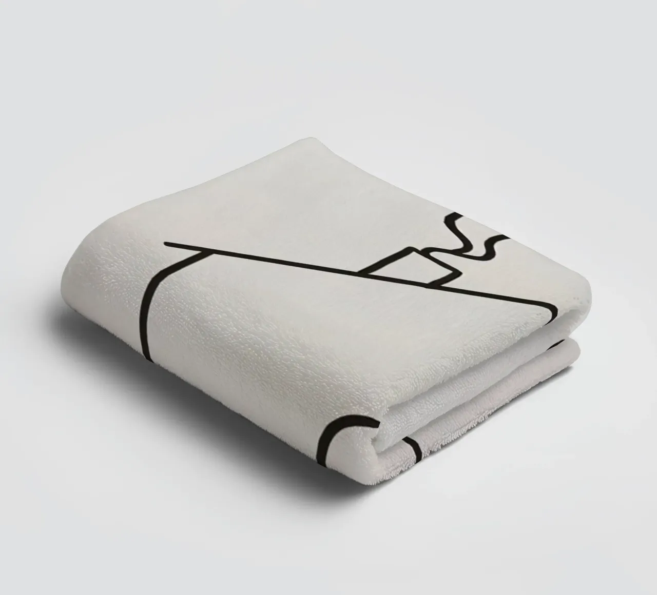 Schéma simple d'une maison avec de la fumée s'élevant de la cheminée serviette de bain de DesignDoodle
