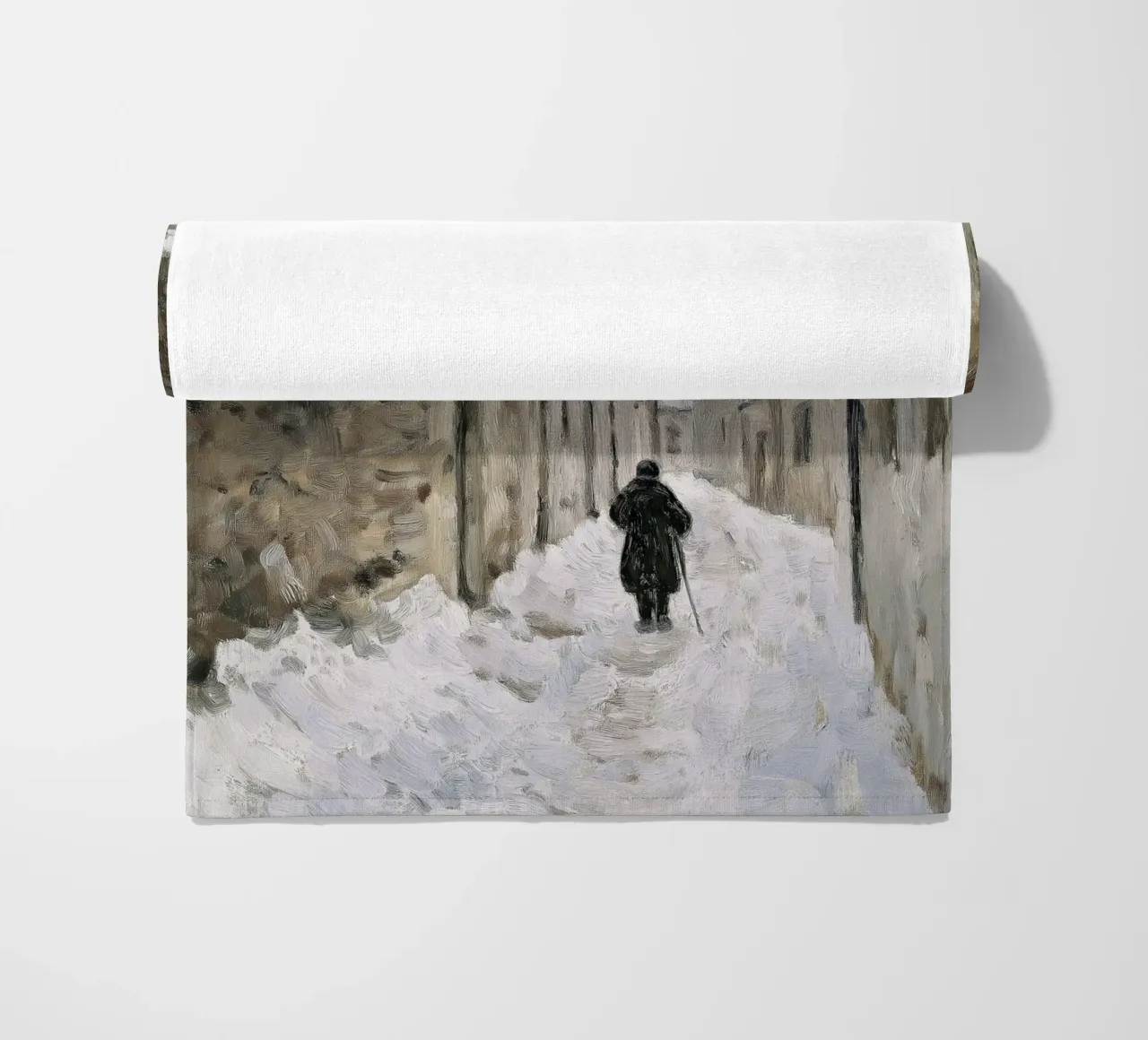Figura solitaria in un villaggio innevato - Percorso invernale rustico telo mare da ClubArt