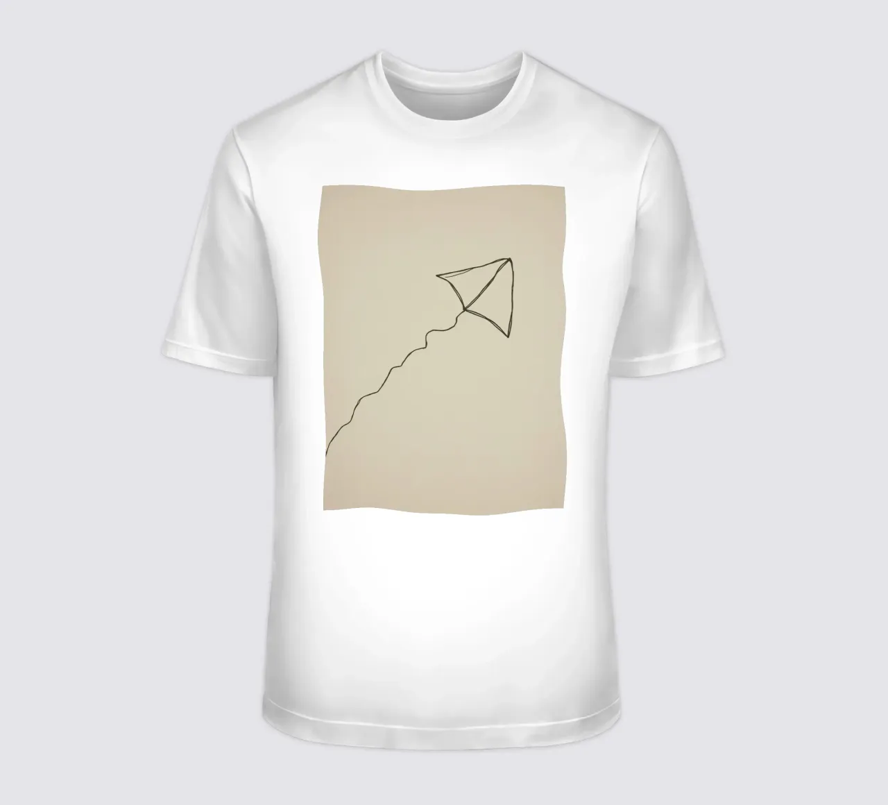Aquilone che si libra in volo con una coda fluente attaccata, mostrando una gioiosa t-shirt da DesignDoodle
