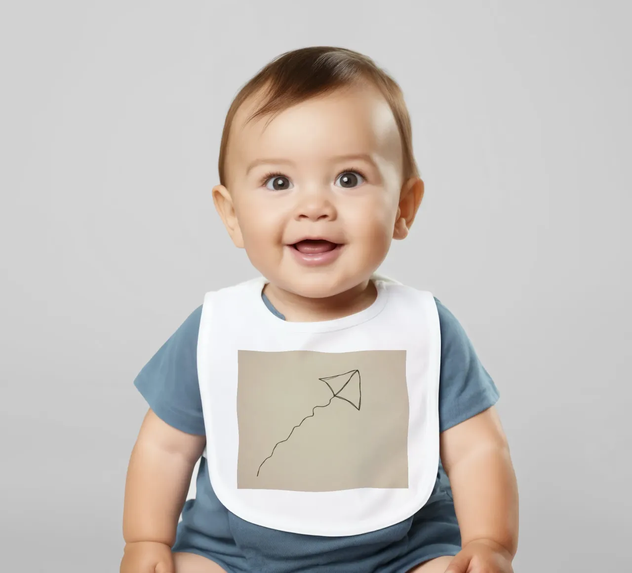 Aquilone che si libra in volo con una coda fluente attaccata, mostrando una gioiosa bavaglino da DesignDoodle