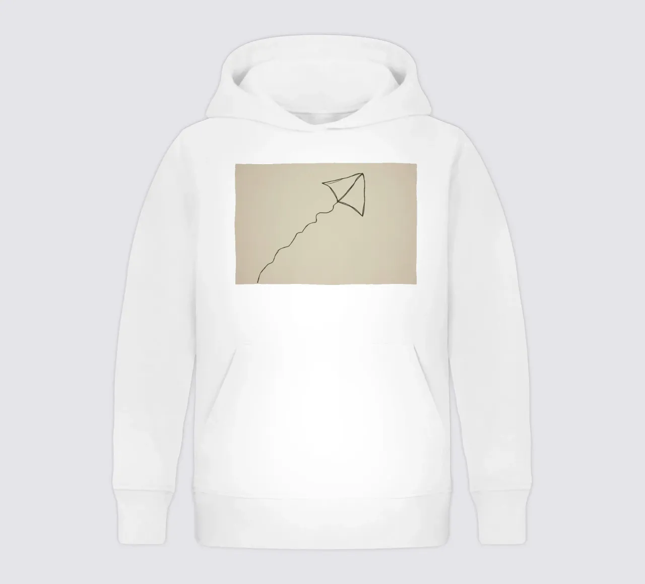 Aquilone che si libra in volo con una coda fluente attaccata, mostrando una gioiosa felpa bambino con cappuccio da DesignDoodle