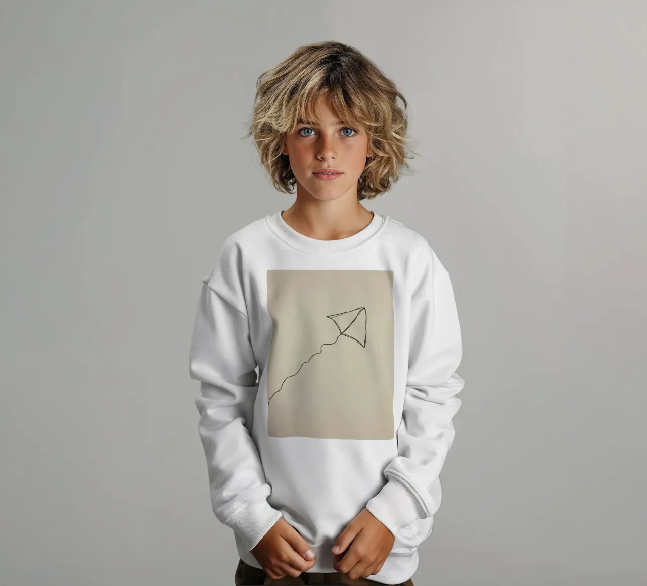 Aquilone che si libra in volo con una coda fluente attaccata, mostrando una gioiosa felpa bambino da DesignDoodle