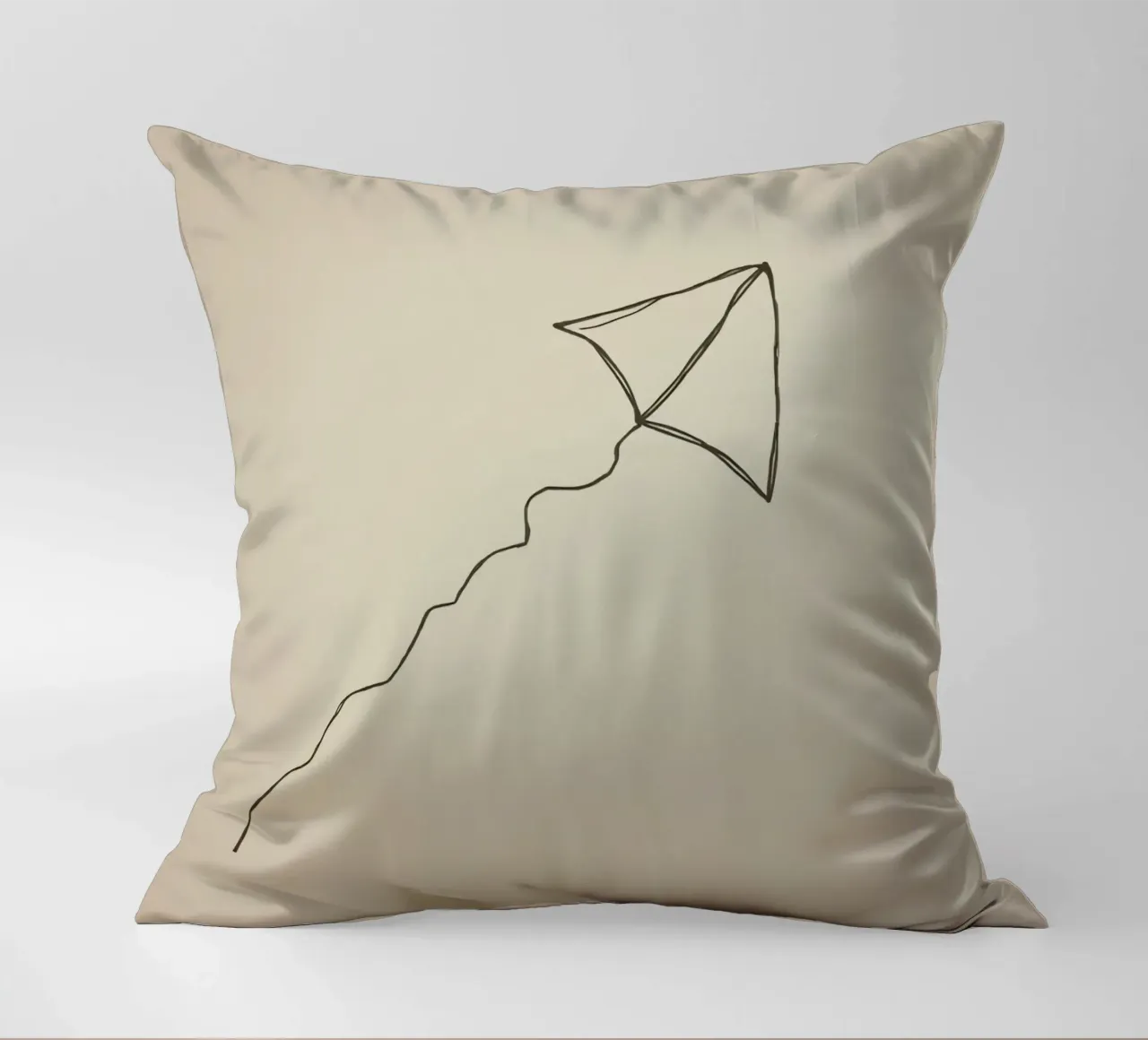 Aquilone che si libra in volo con una coda fluente attaccata, mostrando una gioiosa cuscino da DesignDoodle