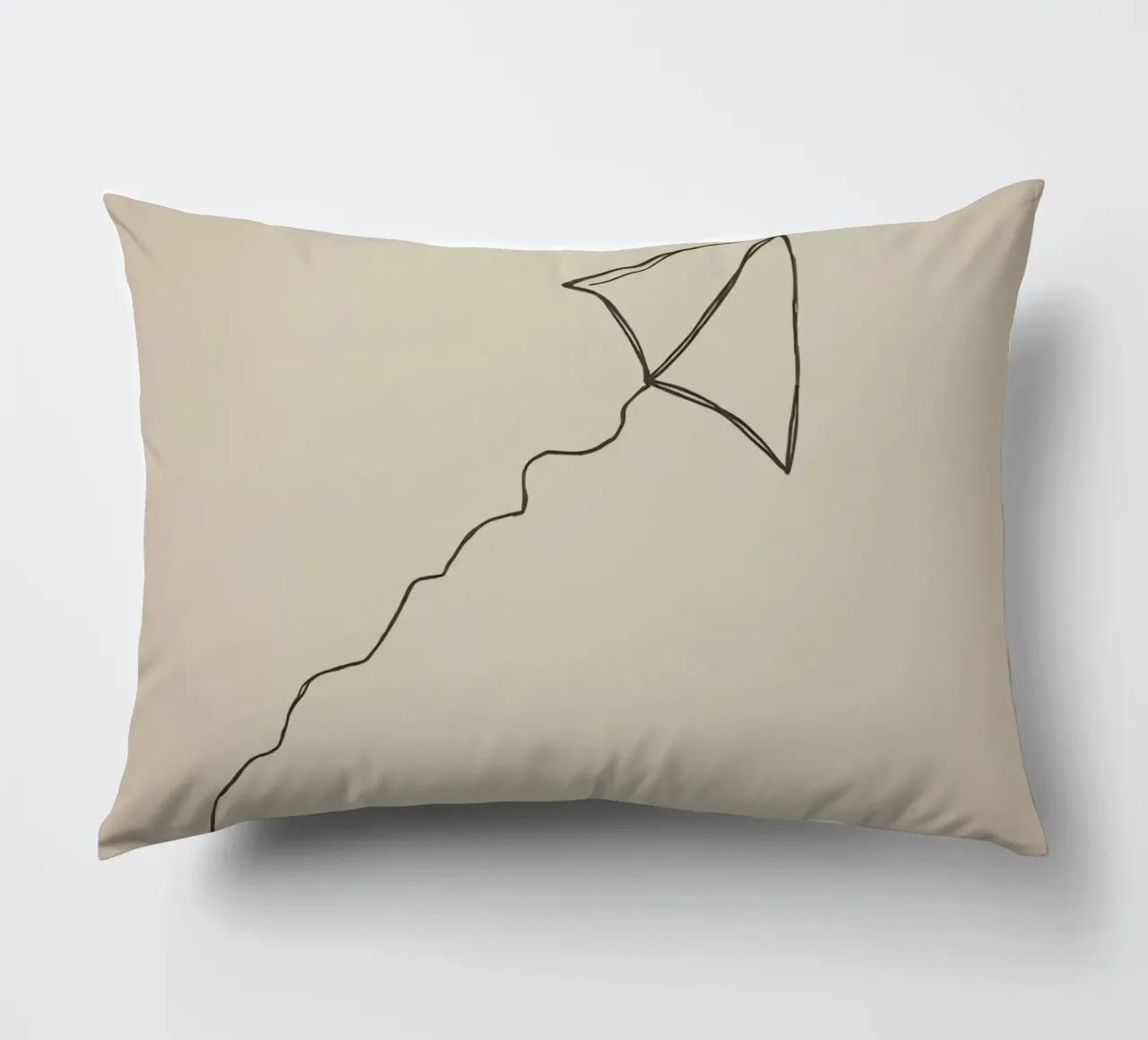 Aquilone che si libra in volo con una coda fluente attaccata, mostrando una gioiosa cuscino da DesignDoodle