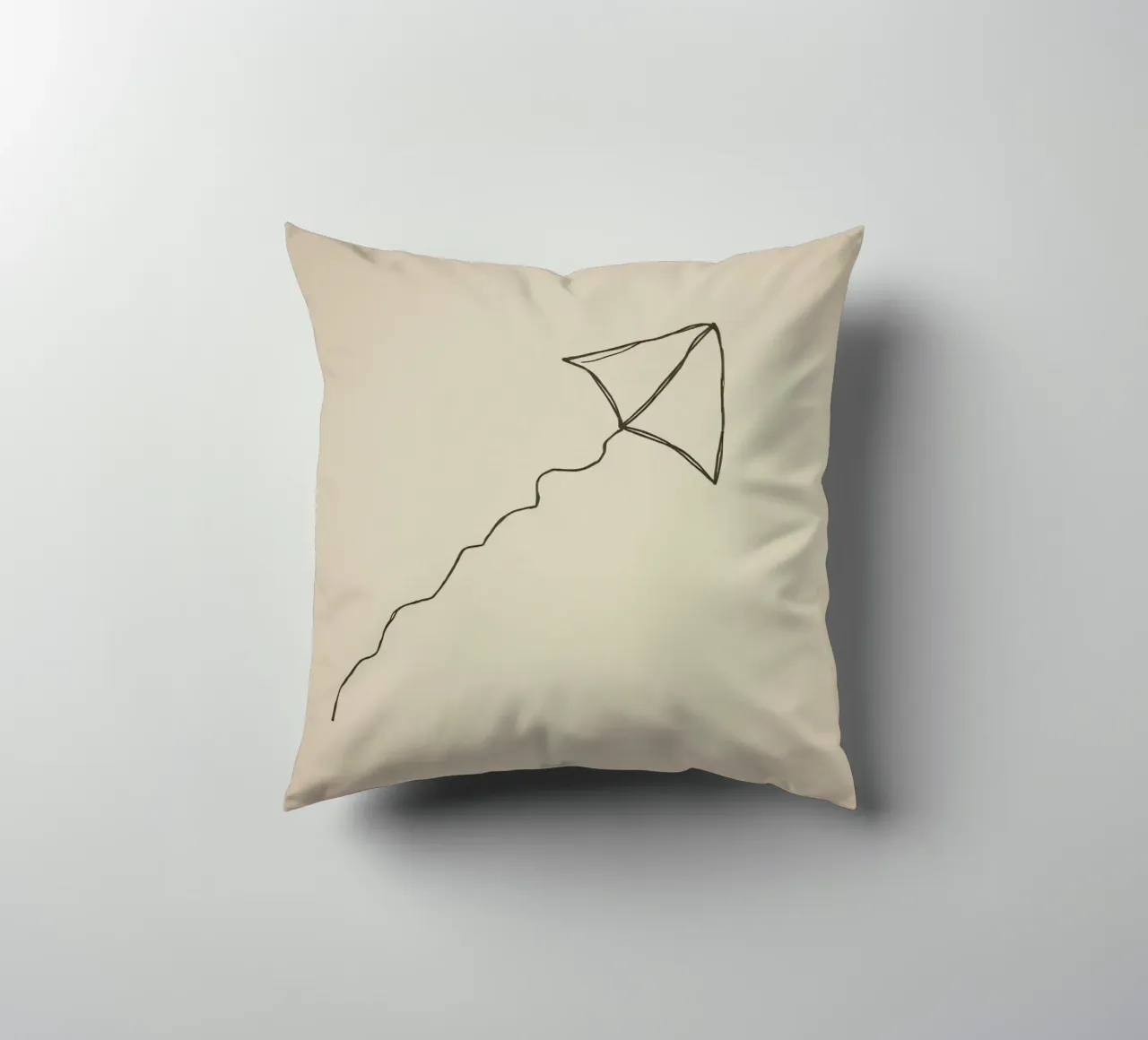 Aquilone che si libra in volo con una coda fluente attaccata, mostrando una gioiosa cuscino da DesignDoodle