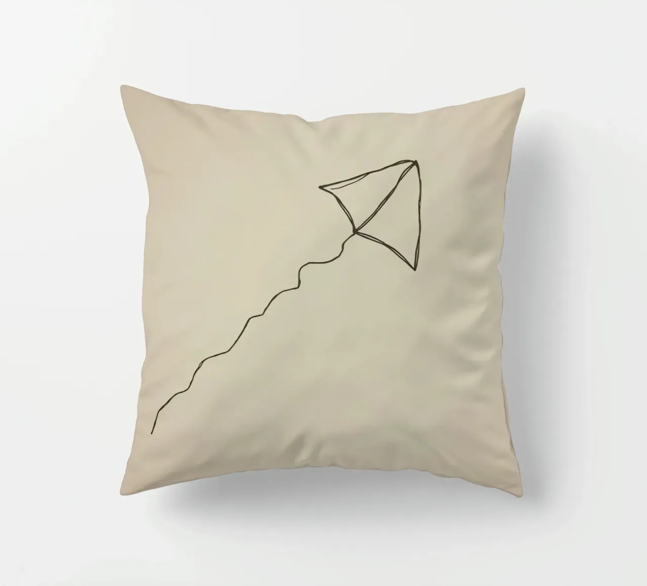 Aquilone che si libra in volo con una coda fluente attaccata, mostrando una gioiosa cuscino da DesignDoodle