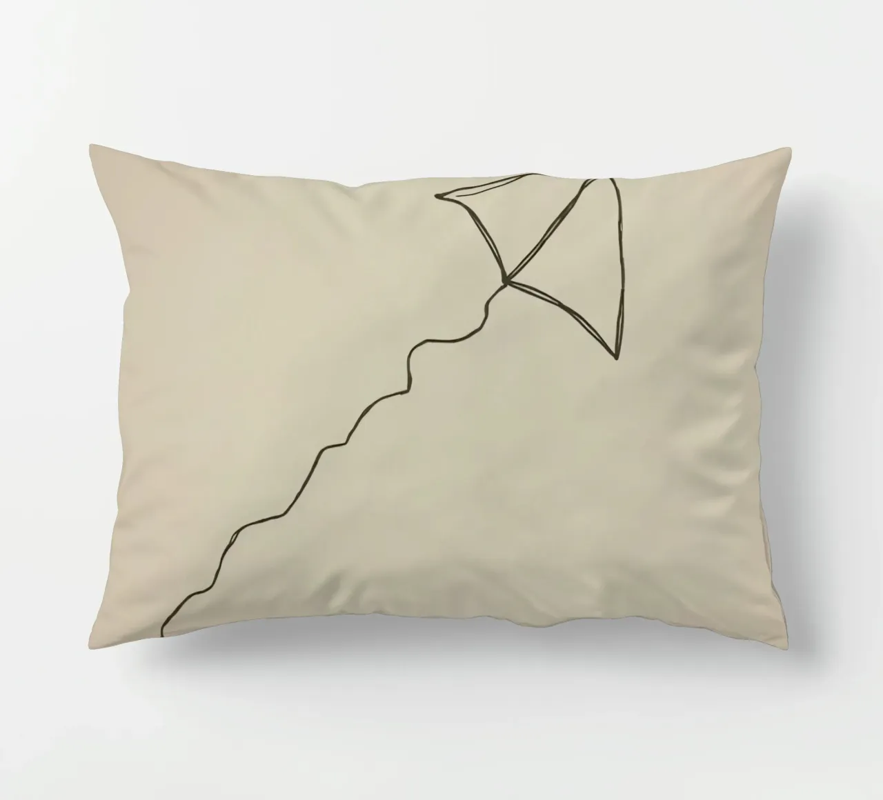 Aquilone che si libra in volo con una coda fluente attaccata, mostrando una gioiosa cuscino da DesignDoodle