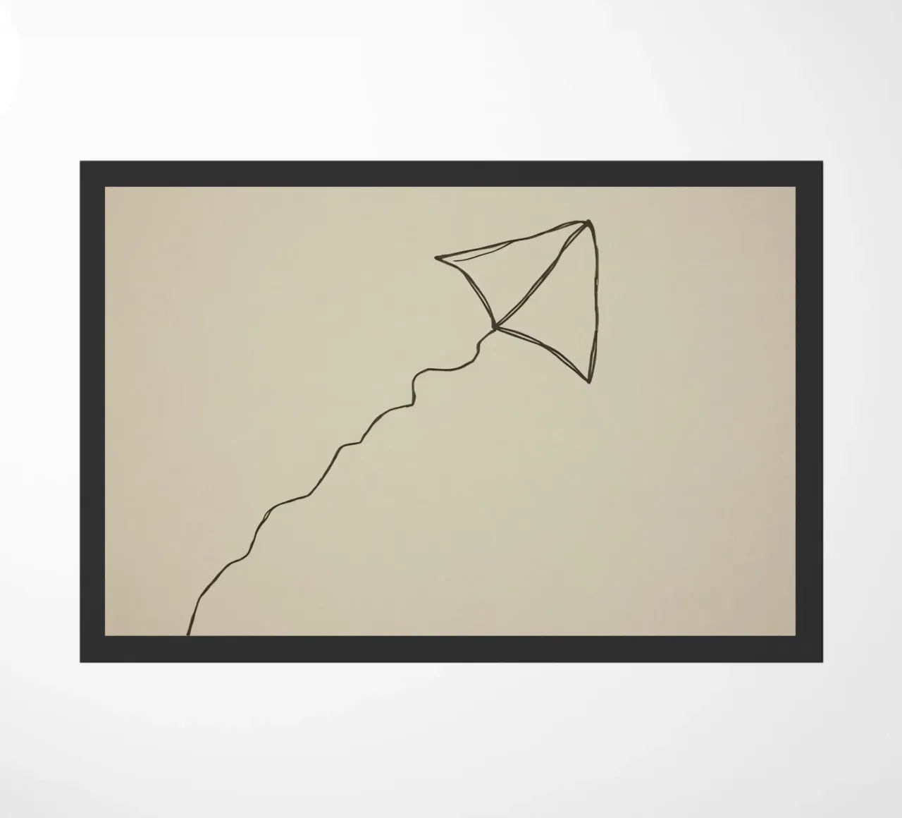 Aquilone che si libra in volo con una coda fluente attaccata, mostrando una gioiosa zerbino da DesignDoodle