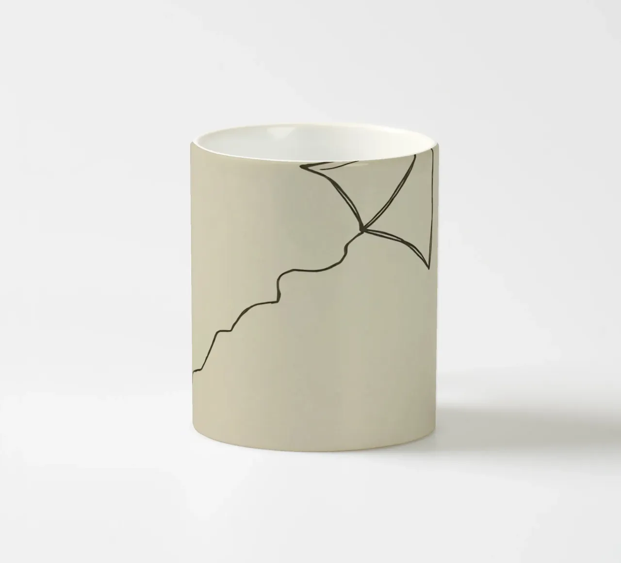 Aquilone che si libra in volo con una coda fluente attaccata, mostrando una gioiosa tazza in ceramica da DesignDoodle