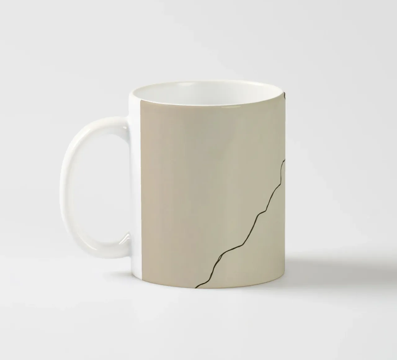 Aquilone che si libra in volo con una coda fluente attaccata, mostrando una gioiosa tazza in ceramica da DesignDoodle