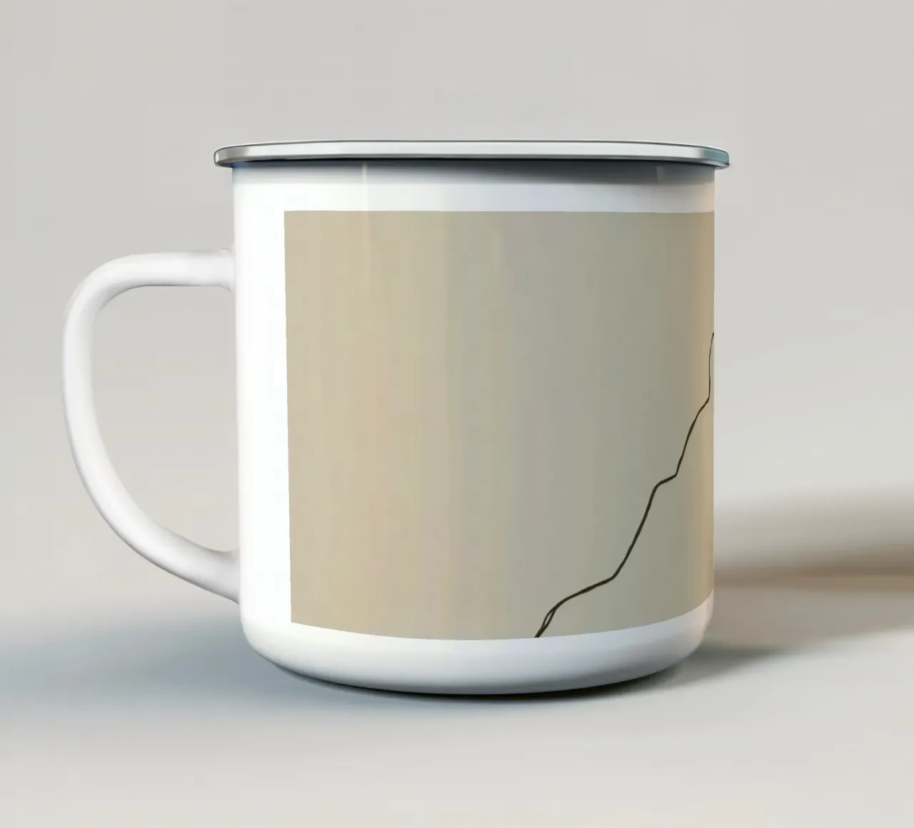 Aquilone che si libra in volo con una coda fluente attaccata, mostrando una gioiosa tazza in smalto da DesignDoodle