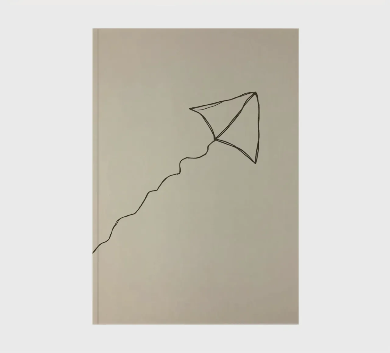 Aquilone che si libra in volo con una coda fluente attaccata, mostrando una gioiosa diario da DesignDoodle