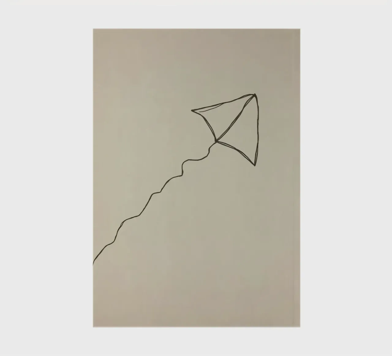 Aquilone che si libra in volo con una coda fluente attaccata, mostrando una gioiosa diario da DesignDoodle